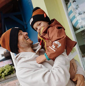 Шапка вязаная с помпоном Hello Hossy "Color Block Blacky", молочный шоколад